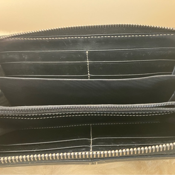Dooney and Bourke black leather wallet - Picture 3 of 3